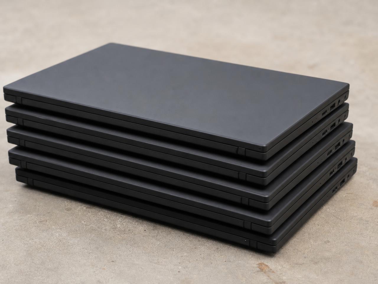 Gestapelte geprüfte Business-Notebooks
